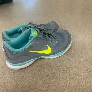 Nike Flex Women’s tennis shoes/sneakers SZ 7